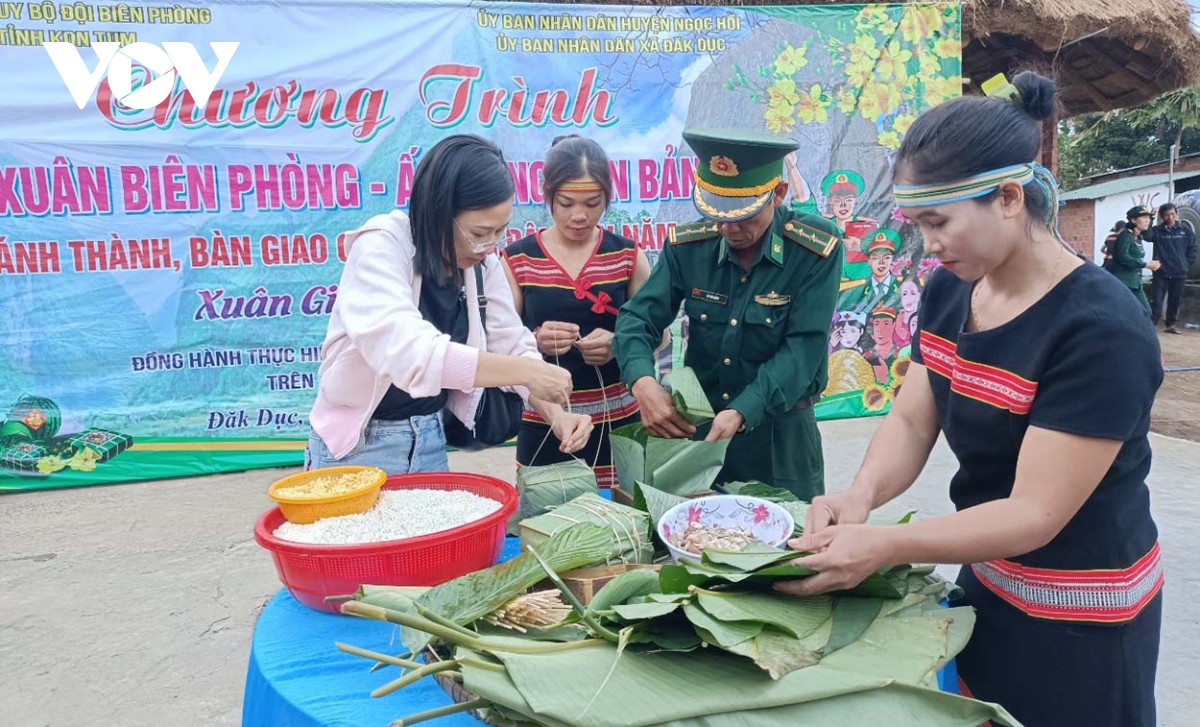 tet doan ket quan- dan noi bien gioi kon tum hinh anh 3