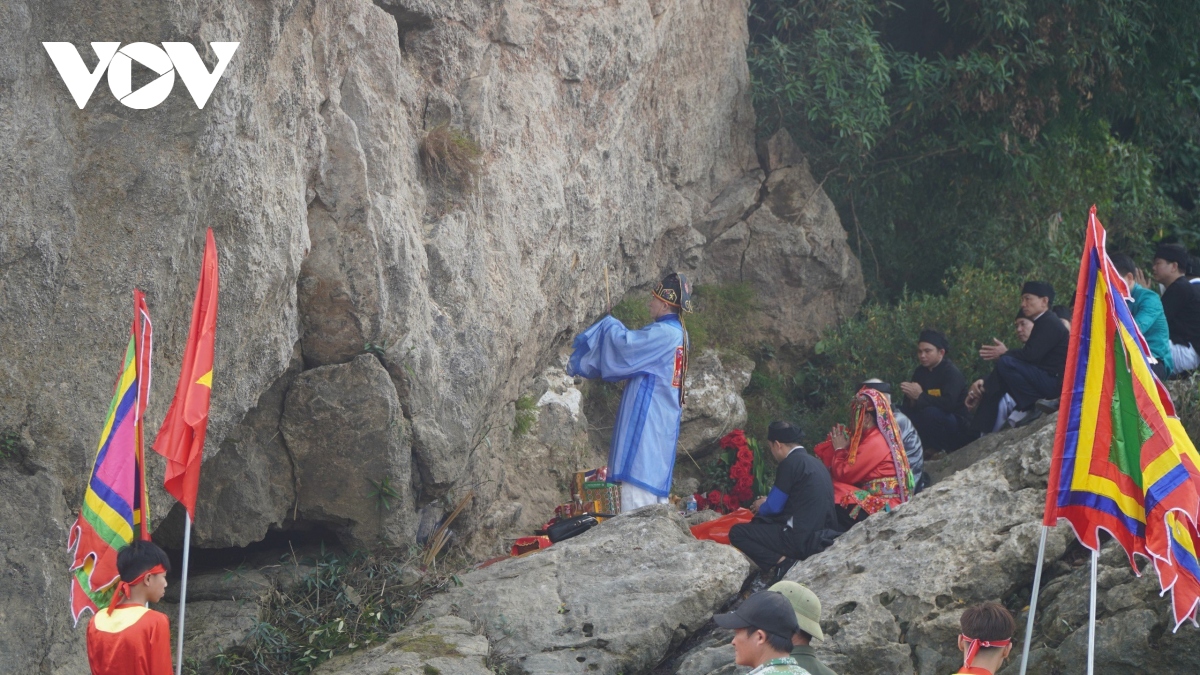 hang nghin nguoi ruoc mau qua song tai le hoi Den Dong cuong hinh anh 11