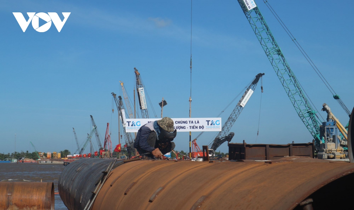 can bo, cong nhan lao dong khan truong thi cong du an cau Dai ngai hinh anh 14