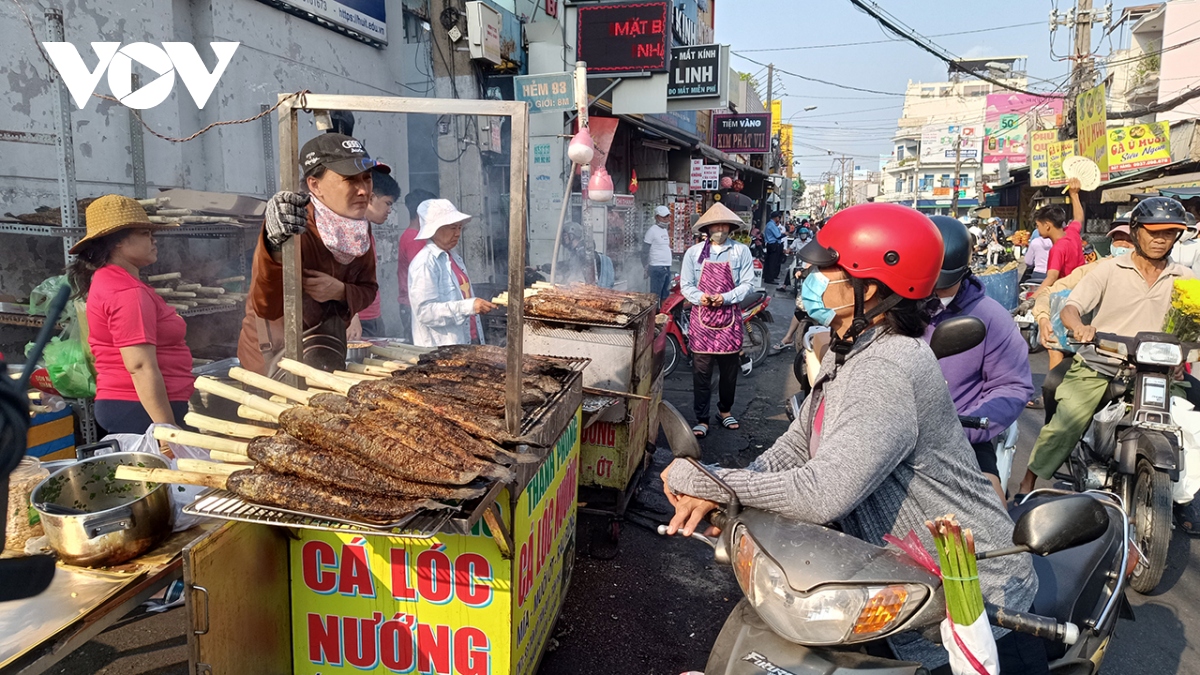 Chợ cá lóc nướng lớn nhất TP.HCM trong ngày Vía Thần tài không quá đông đúc