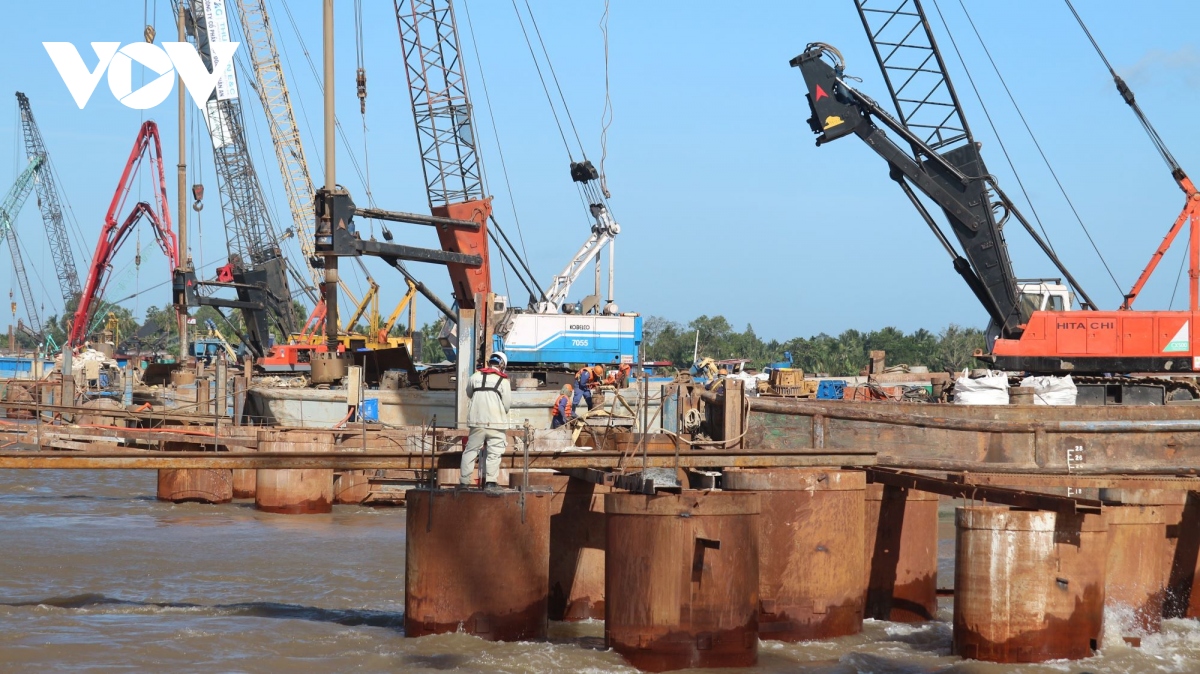 can bo, cong nhan lao dong khan truong thi cong du an cau Dai ngai hinh anh 2