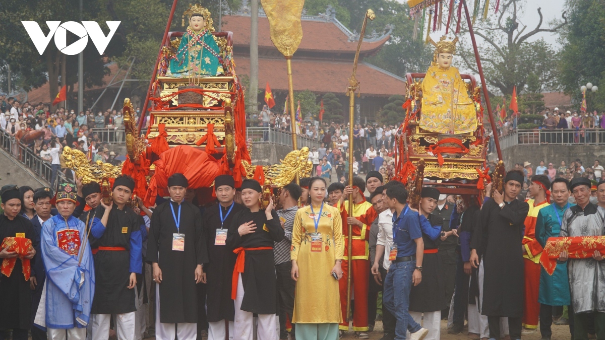 hang nghin nguoi ruoc mau qua song tai le hoi Den Dong cuong hinh anh 4