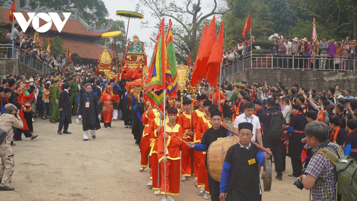 hang nghin nguoi ruoc mau qua song tai le hoi Den Dong cuong hinh anh 5