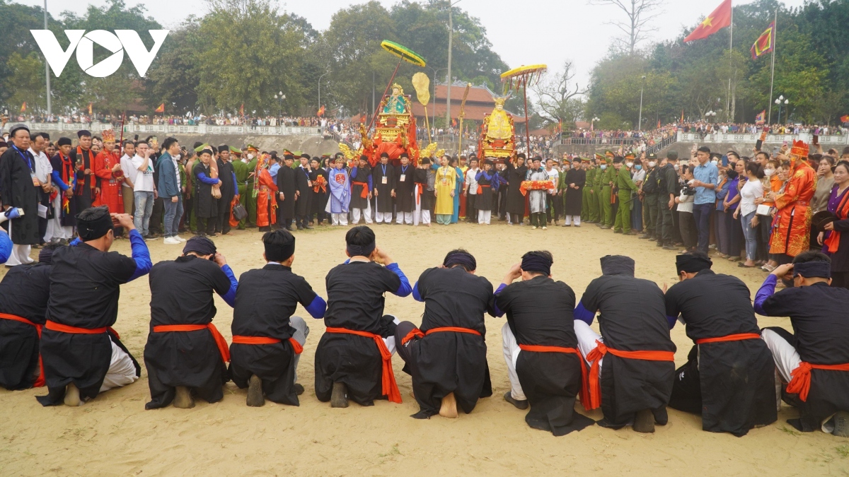 hang nghin nguoi ruoc mau qua song tai le hoi Den Dong cuong hinh anh 6