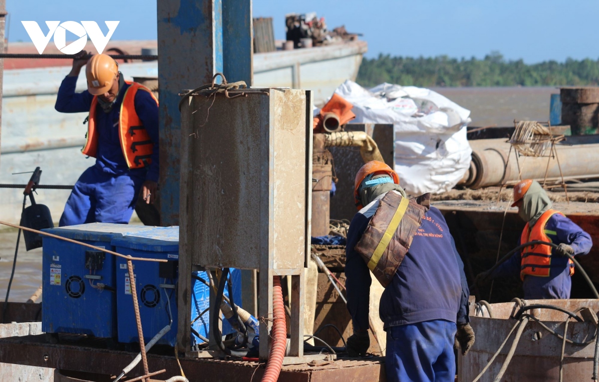 can bo, cong nhan lao dong khan truong thi cong du an cau Dai ngai hinh anh 7