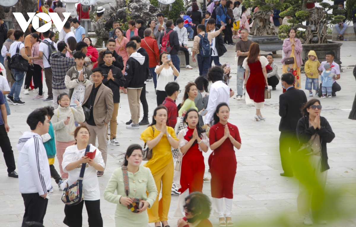 mung 1 tet, hang nghin nguoi do ve diem hoi tu tam linh lon nhat Da nang hinh anh 4