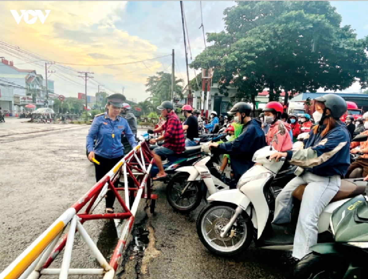 “Bóng hồng” bên gác chắn