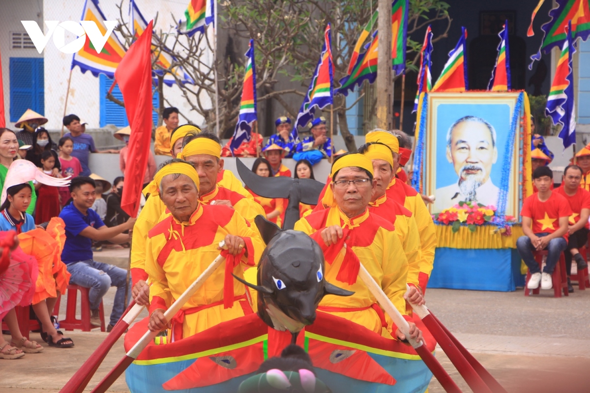 ngu dan quang binh dong loat ra khoi mo bien sau le cau ngu hinh anh 2