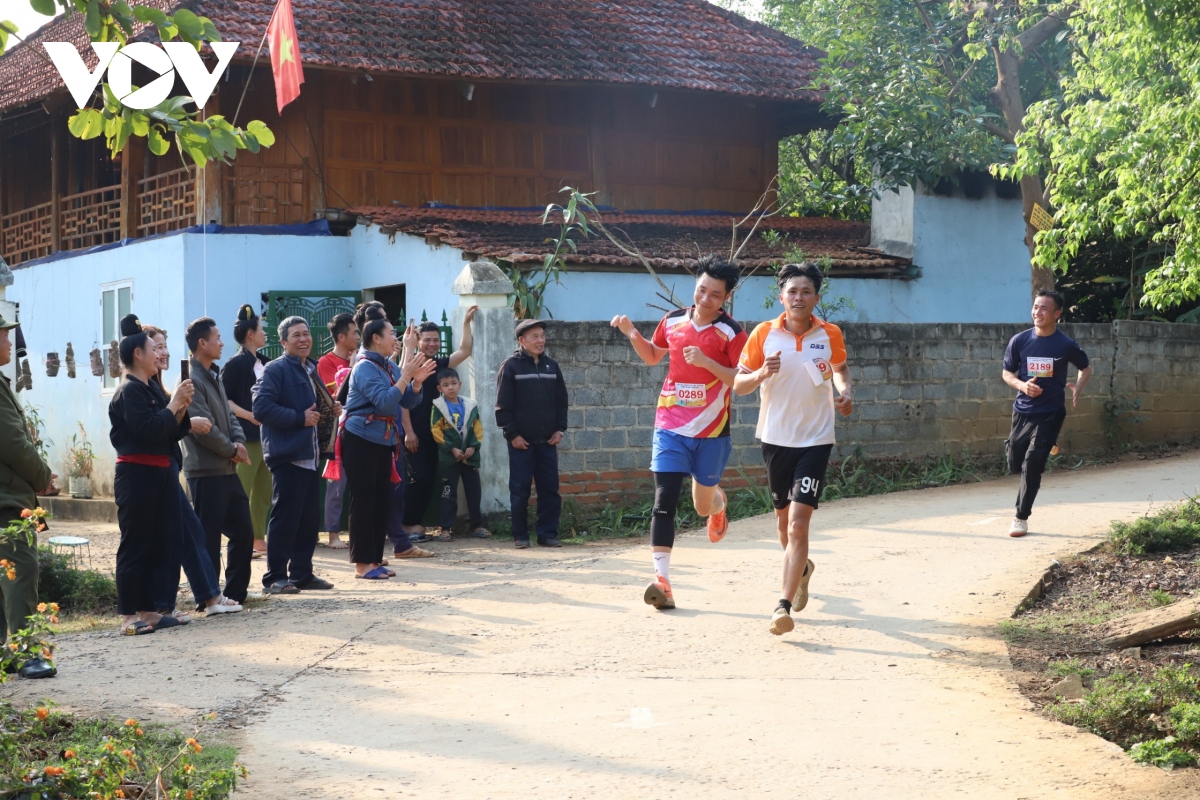 cung duong chay ngap sac xuan tren pho nui son la hinh anh 5