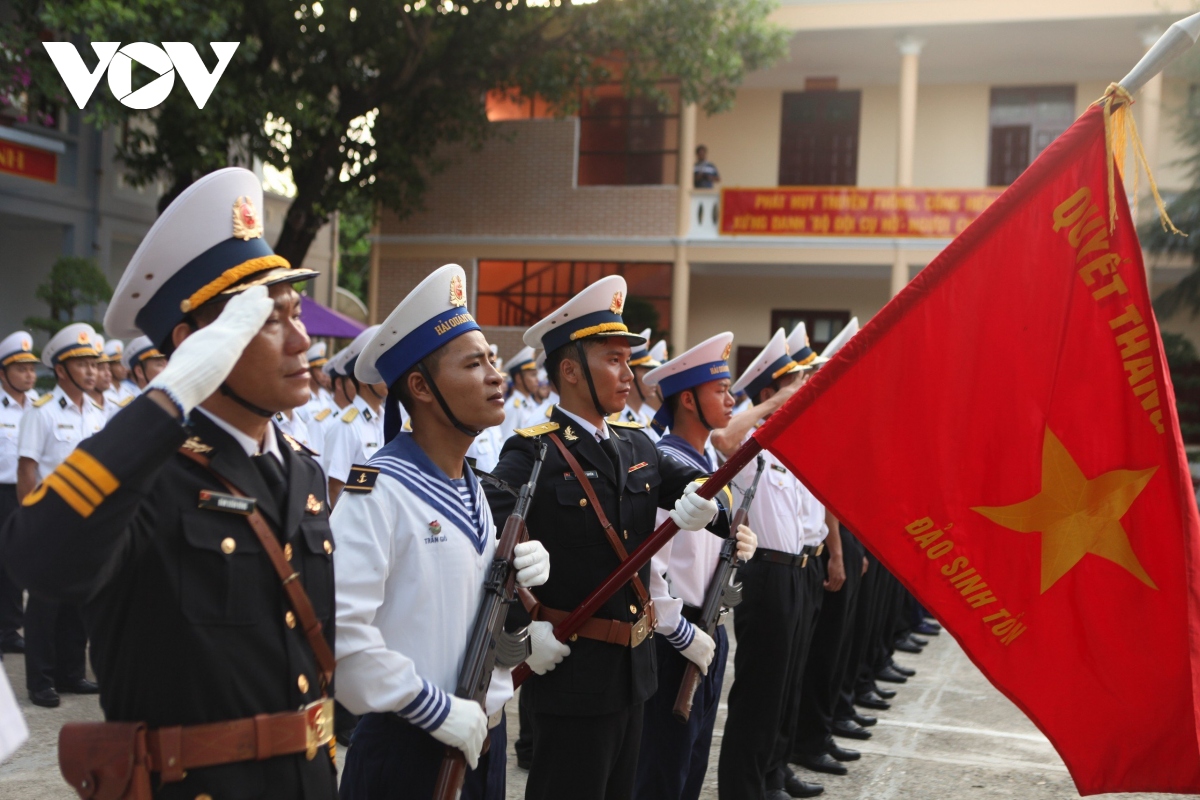 thieng lieng le chao co sang mung 1 tet tren quan dao truong sa hinh anh 3