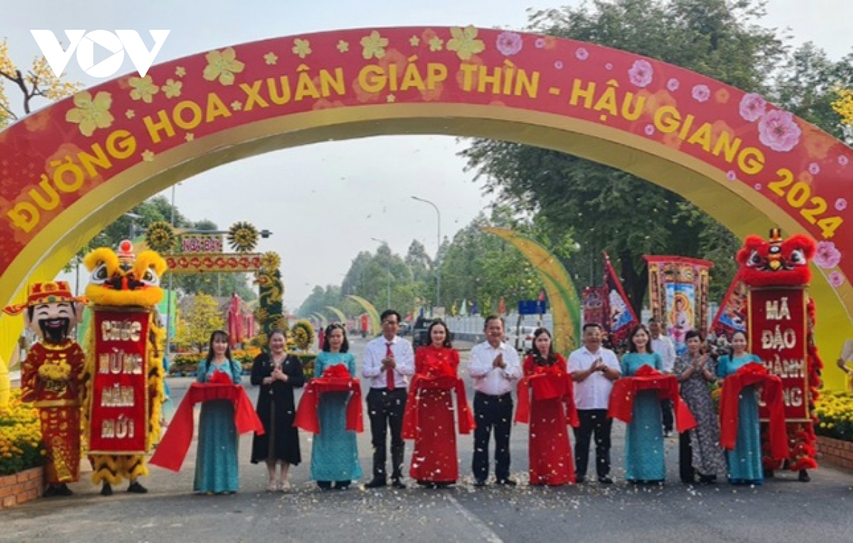 hau giang lan dau xay dung duong hoa xuan phuc vu nguoi dan thuong lam don tet hinh anh 1