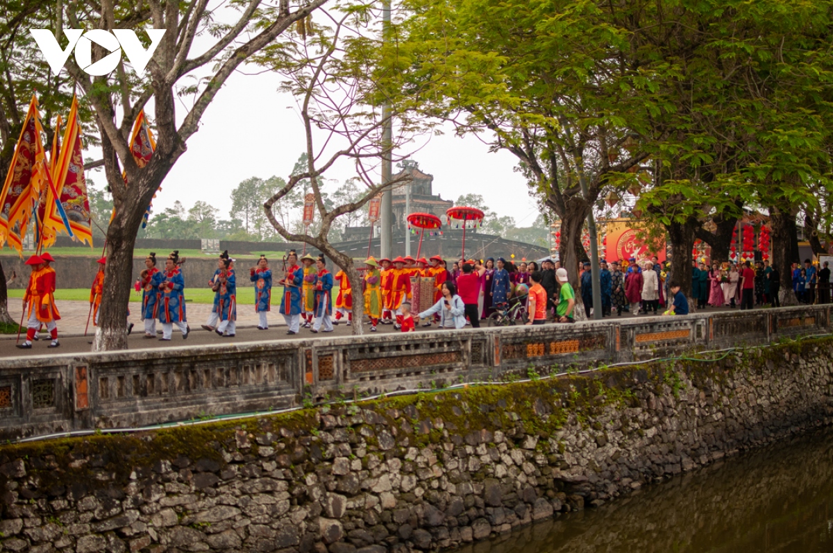 le ruoc dang tien huong xuan vao the mieu tai thua thien hue hinh anh 1