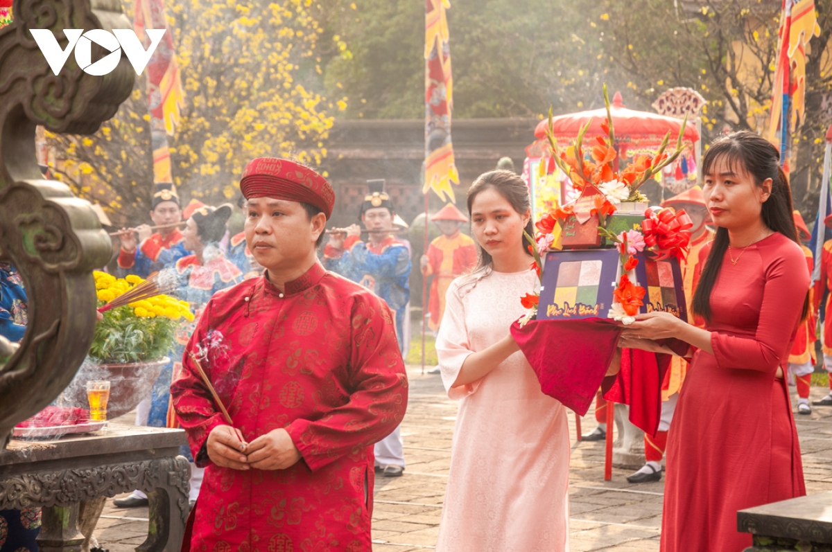 le ruoc dang tien huong xuan vao the mieu tai thua thien hue hinh anh 11