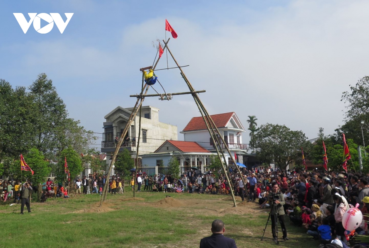 thừa thiên huế tưng bừng hội Đu tiên truyền thống làng gia viên hình ảnh 5 thua thien hue tung bung hoi Du tien truyen thong lang gia vien hinh anh 5