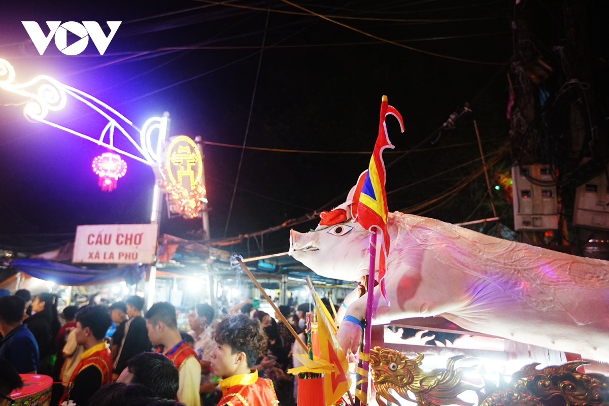 hang tram nguoi xuyen dem ruoc ong lon khung o ngoai thanh ha noi hinh anh 8