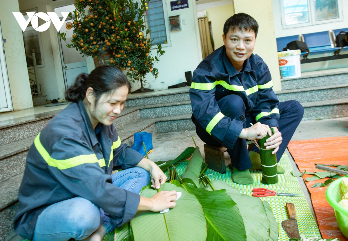 canh sat pccc goi banh chung don tet, san sang truc chien dem giao thua hinh anh 3