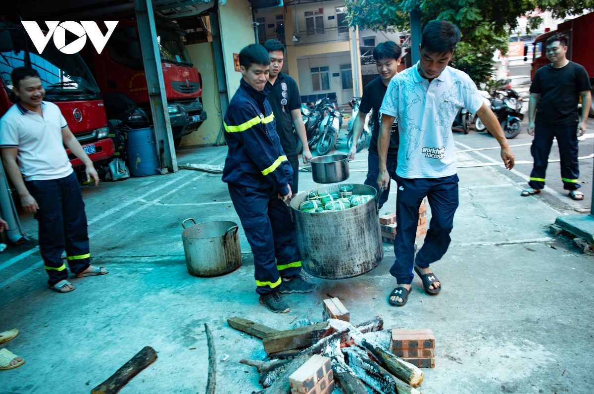 canh sat pccc goi banh chung don tet, san sang truc chien dem giao thua hinh anh 10