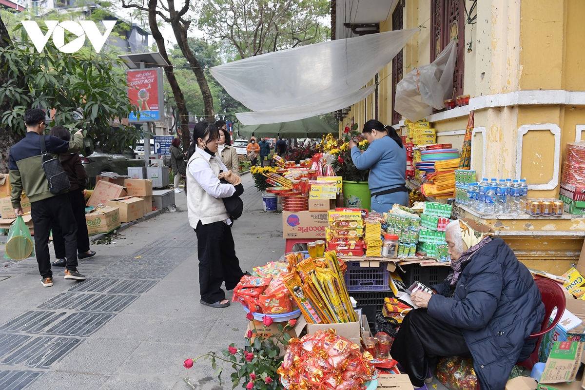 người dân thủ đô đi chùa cầu bình an sáng mùng 1 tết hình ảnh 15 nguoi dan thu do di chua cau binh an sang mung 1 tet hinh anh 15