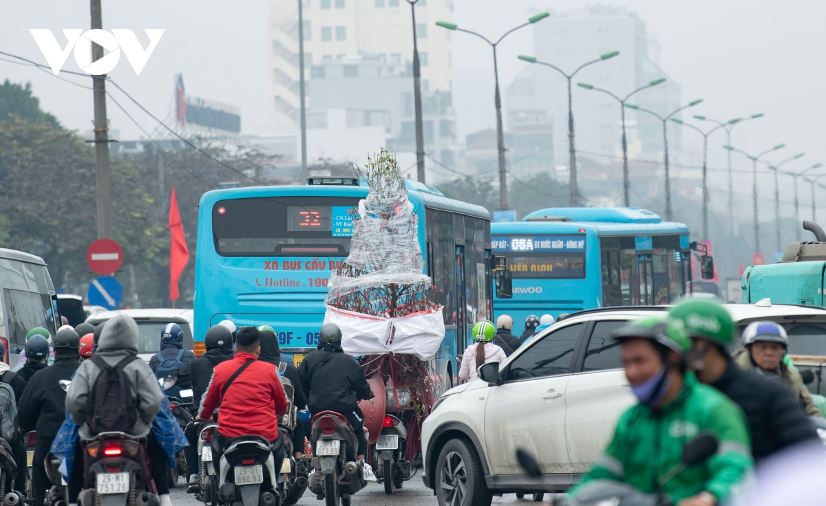 nguoi dan met moi khi tham gia giao thong dip can tet tai ha noi hinh anh 17