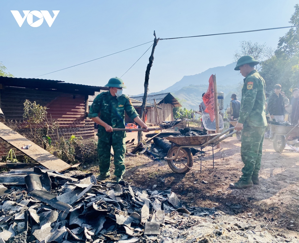 nha dan o Dien bien chay giua trua, 1 nguoi bi thuong hinh anh 1