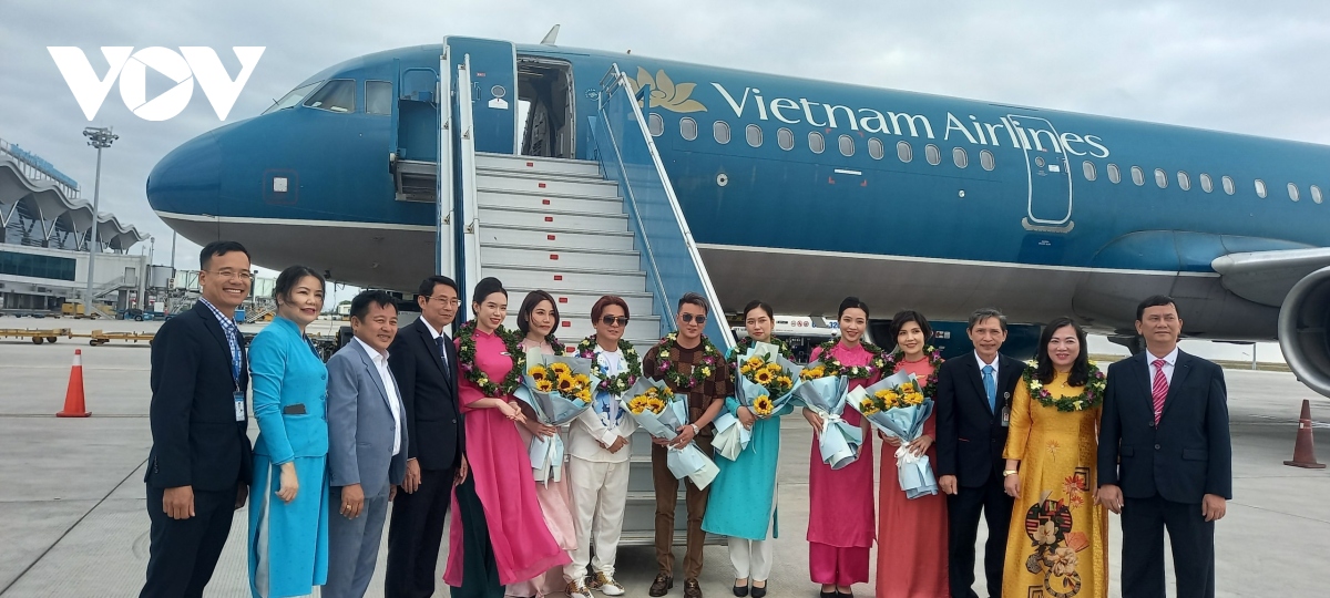 Ca sĩ Đàm Vĩnh Hưng và Vũ Hà xông đất cảng hàng không quốc tế Cam Ranh