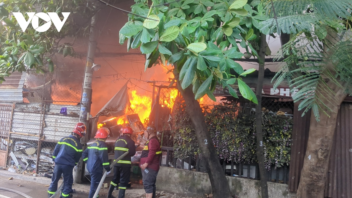 Cháy lớn khu phế liệu tại TP.HCM vào chiều mùng 1 Tết
