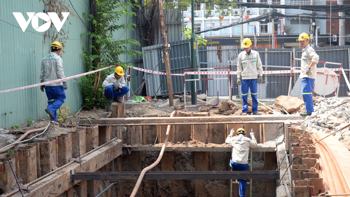 Tiến hành di dời cáp ngầm tại Công viên Tao Đàn để phục vụ thi công metro 2