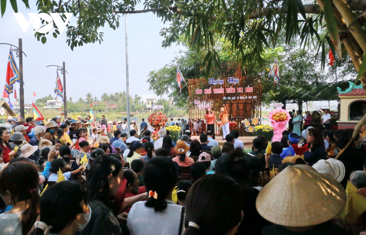 ron rang ngay hoi lang nghe moc kim bong, thanh pho hoi an hinh anh 2