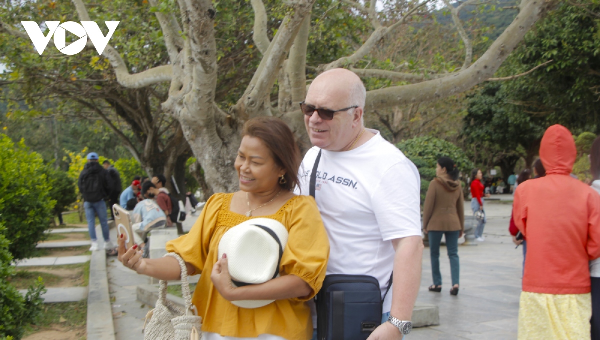 mung 1 tet, hang nghin nguoi do ve diem hoi tu tam linh lon nhat Da nang hinh anh 3