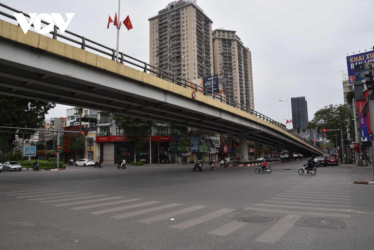 30 tet duong pho ha noi vang ve, nguoi dan di choi xuan som hinh anh 10