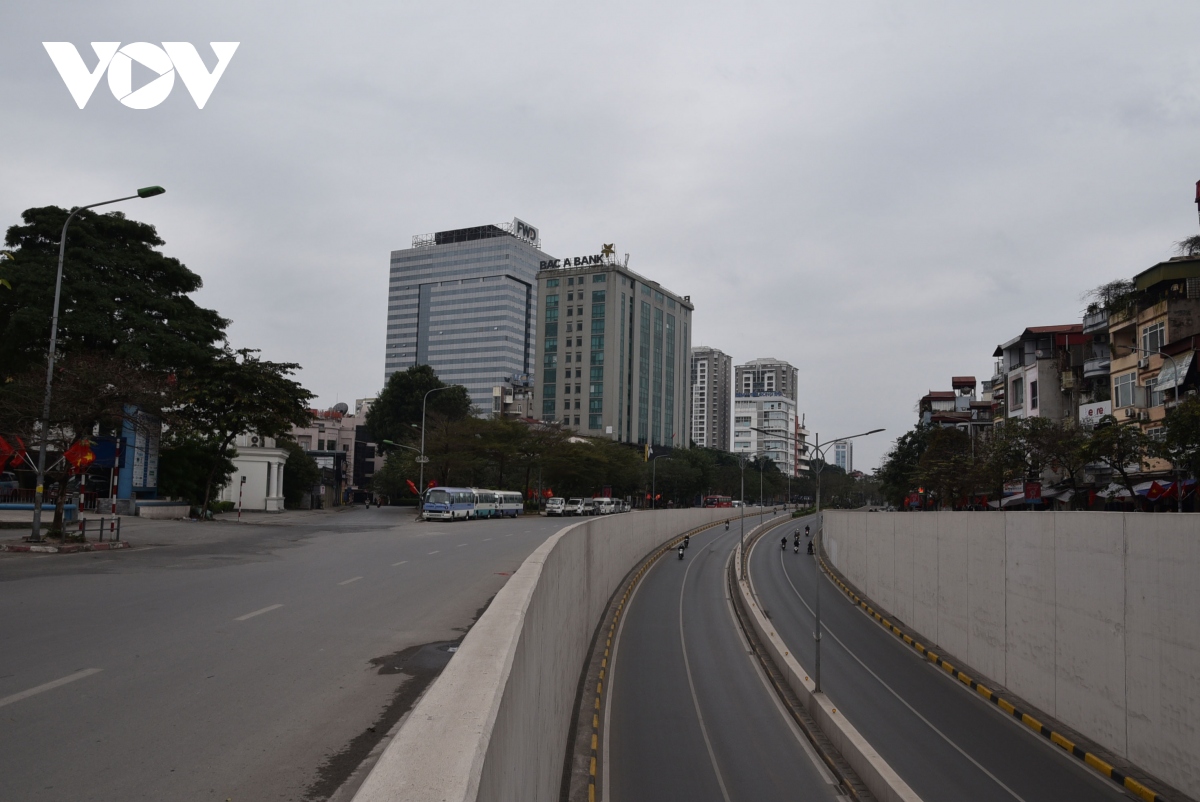 30 tet duong pho ha noi vang ve, nguoi dan di choi xuan som hinh anh 15