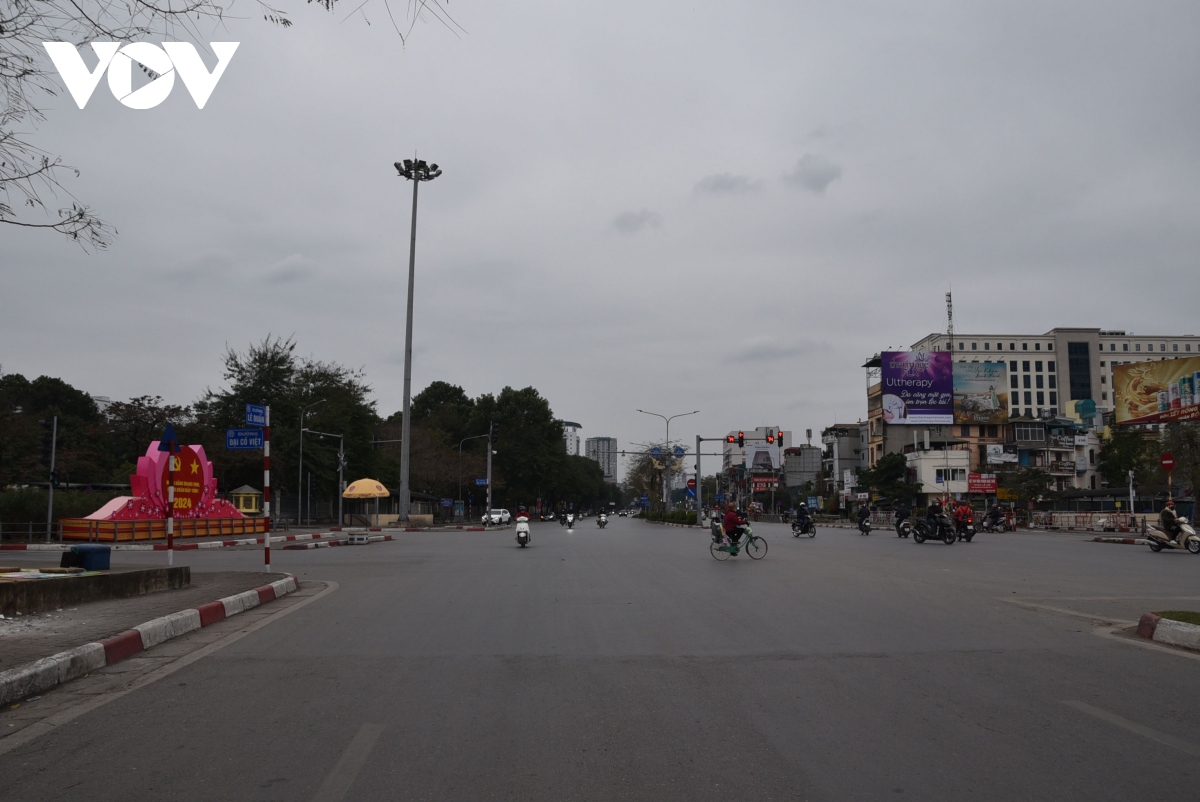 30 tet duong pho ha noi vang ve, nguoi dan di choi xuan som hinh anh 16