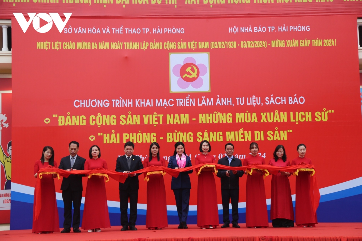 Triển lãm 'Đảng Cộng sản Việt Nam qua các kỳ Đại hội' – Trường Đại học  Ngoại ngữ – Đại học Quốc gia Hà Nội