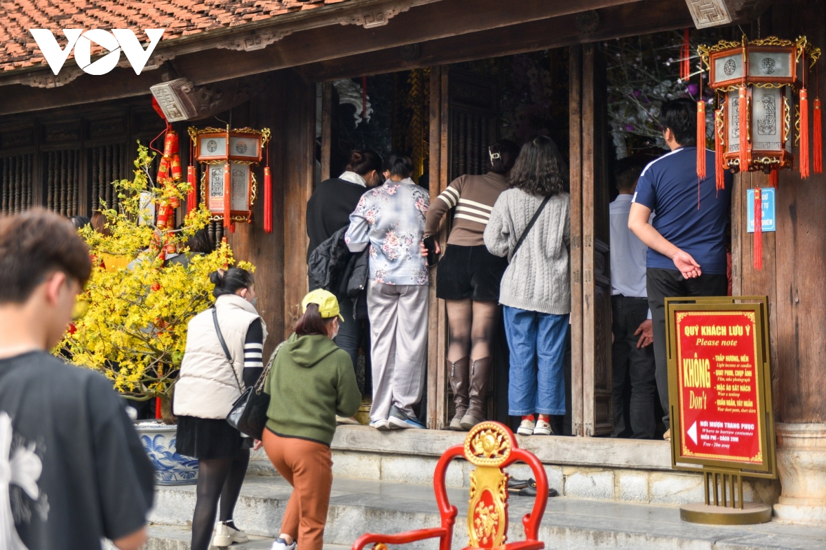 Tạp ký Đài Loan, tiếng Trung Phồn thể - Ở Đài Loan, ăn mặc trang phục lịch  sự khi vào chùa cũng là một yêu cầu bắt buộc đối với phụ nữ.