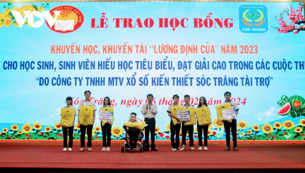 soc trang trao 1,3 ty dong voi 397 suat qua cho hoc sinh, sinh vien ngheo hieu hoc hinh anh 1