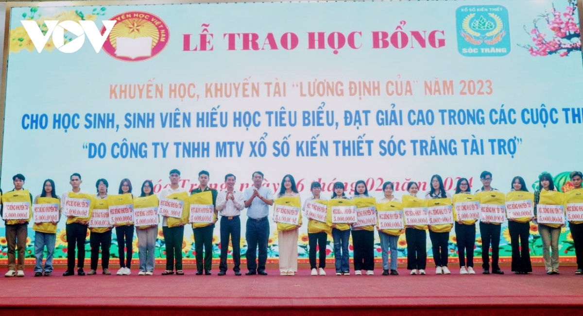 soc trang trao 1,3 ty dong voi 397 suat qua cho hoc sinh, sinh vien ngheo hieu hoc hinh anh 3