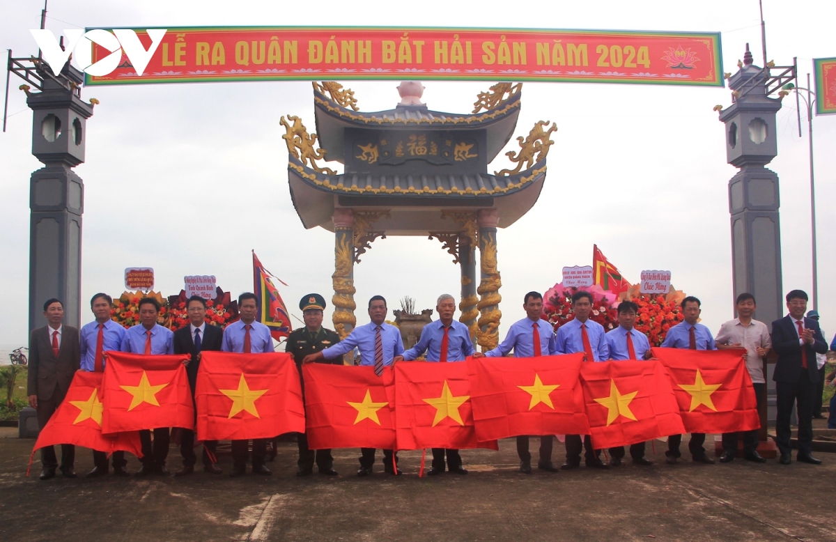 ngu dan quang binh dong loat ra khoi mo bien sau le cau ngu hinh anh 4