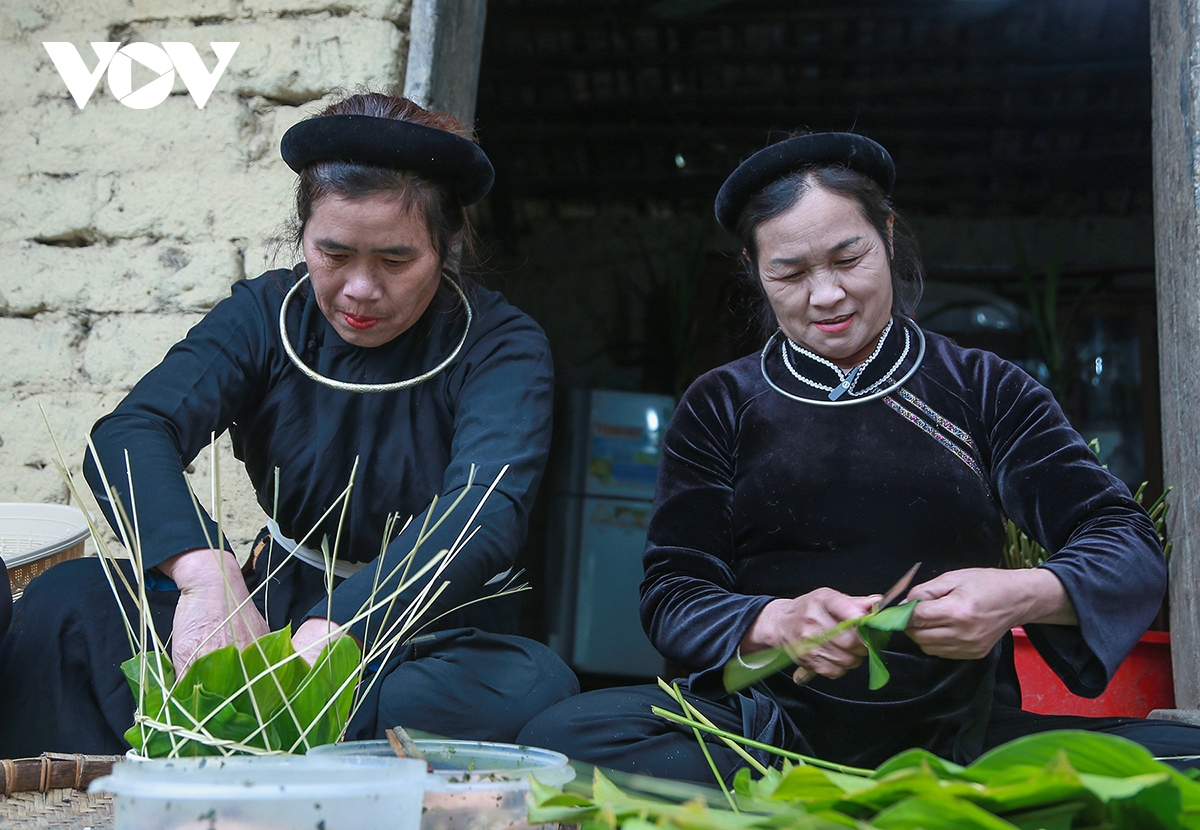 nguoi tay goi banh chung bo me , lay nuoc mung nam moi hinh anh 3