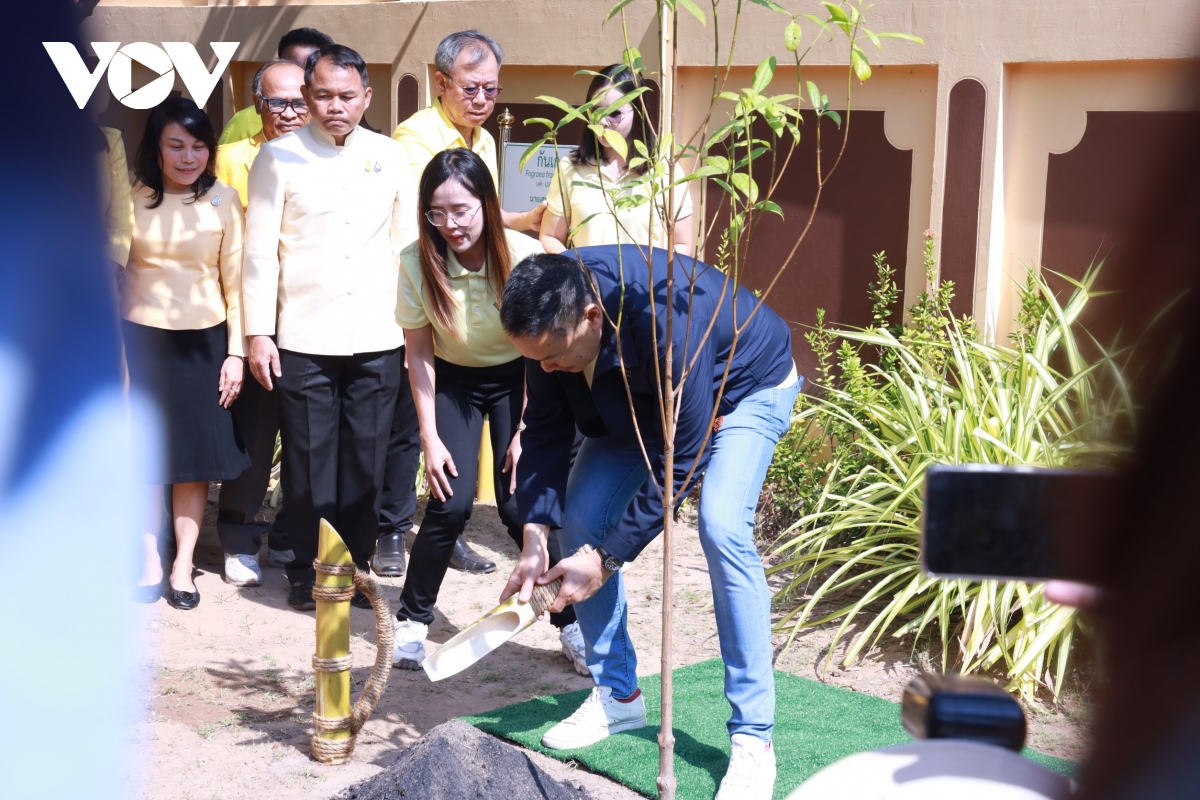 thu tuong thai lan khu tuong niem chu tich hcm la cau noi gan ket 2 nuoc hinh anh 4