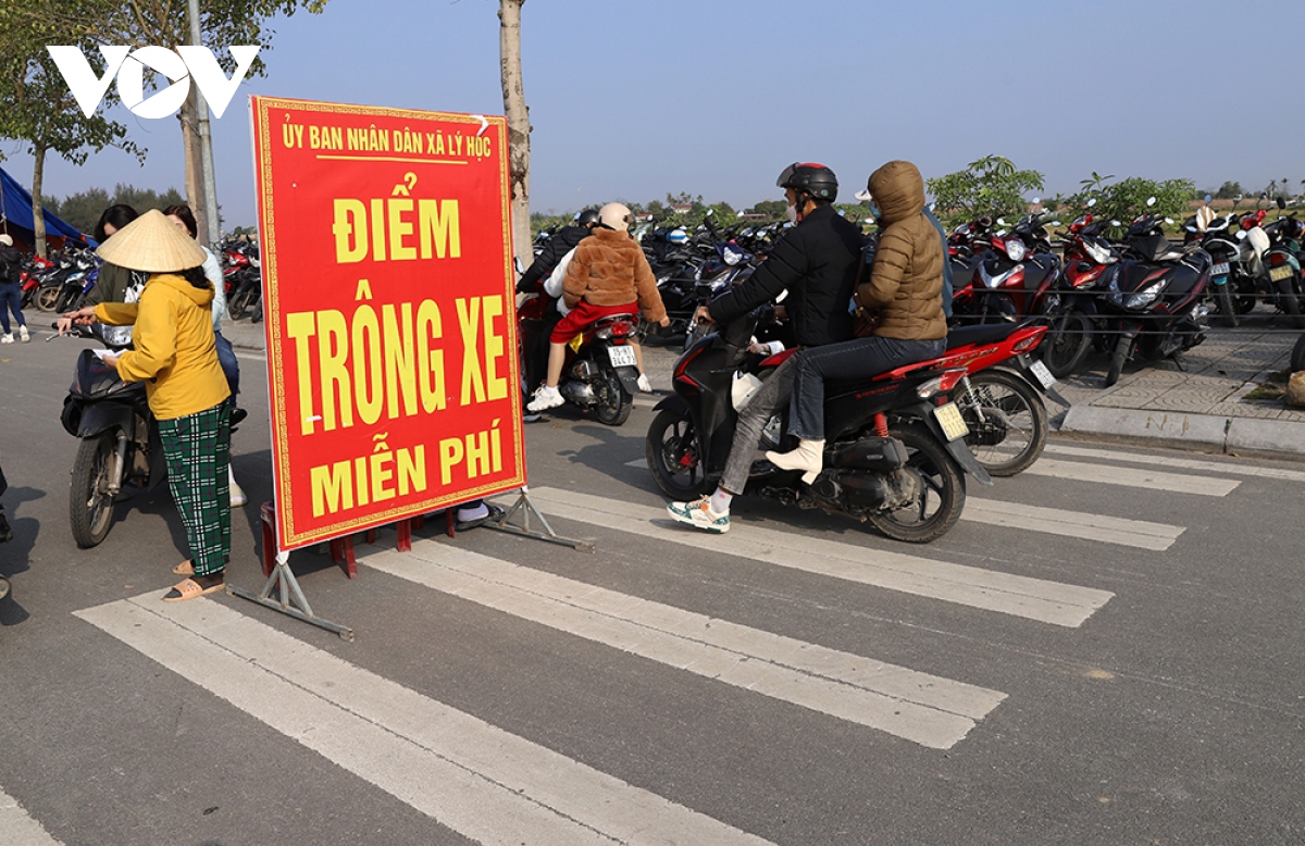 hang tram du khach tham quan Den tho trang trinh nguyen binh khiem trong dip tet hinh anh 5