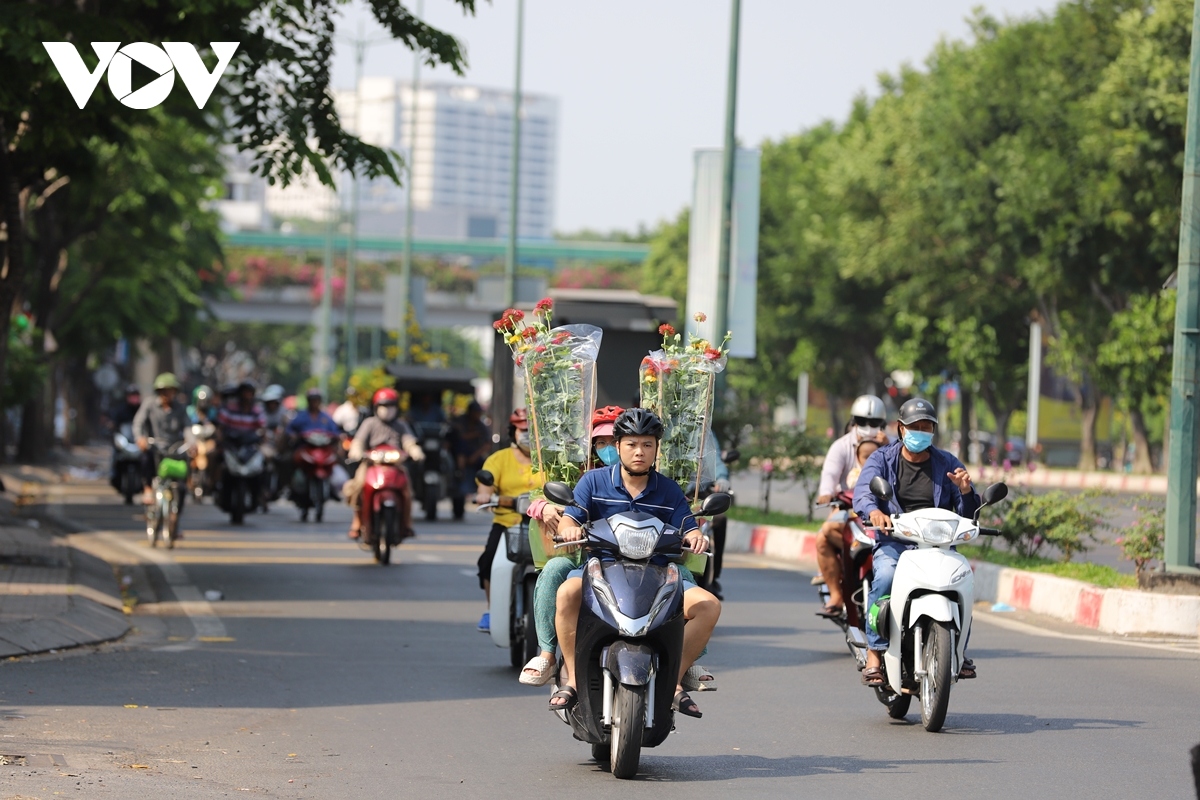 ngay cuoi cung nam quy mao, duong sa tp.hcm thong thoang hinh anh 3