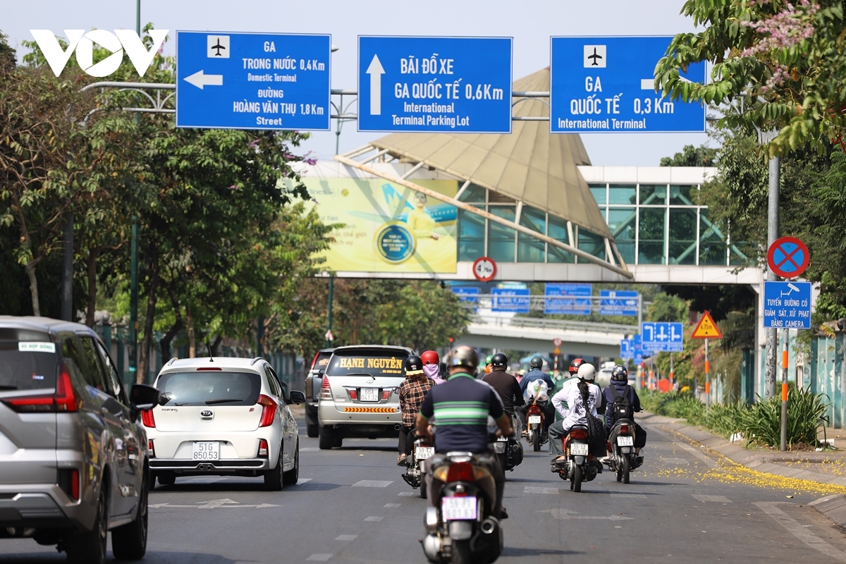 ngay cuoi cung nam quy mao, duong sa tp.hcm thong thoang hinh anh 9