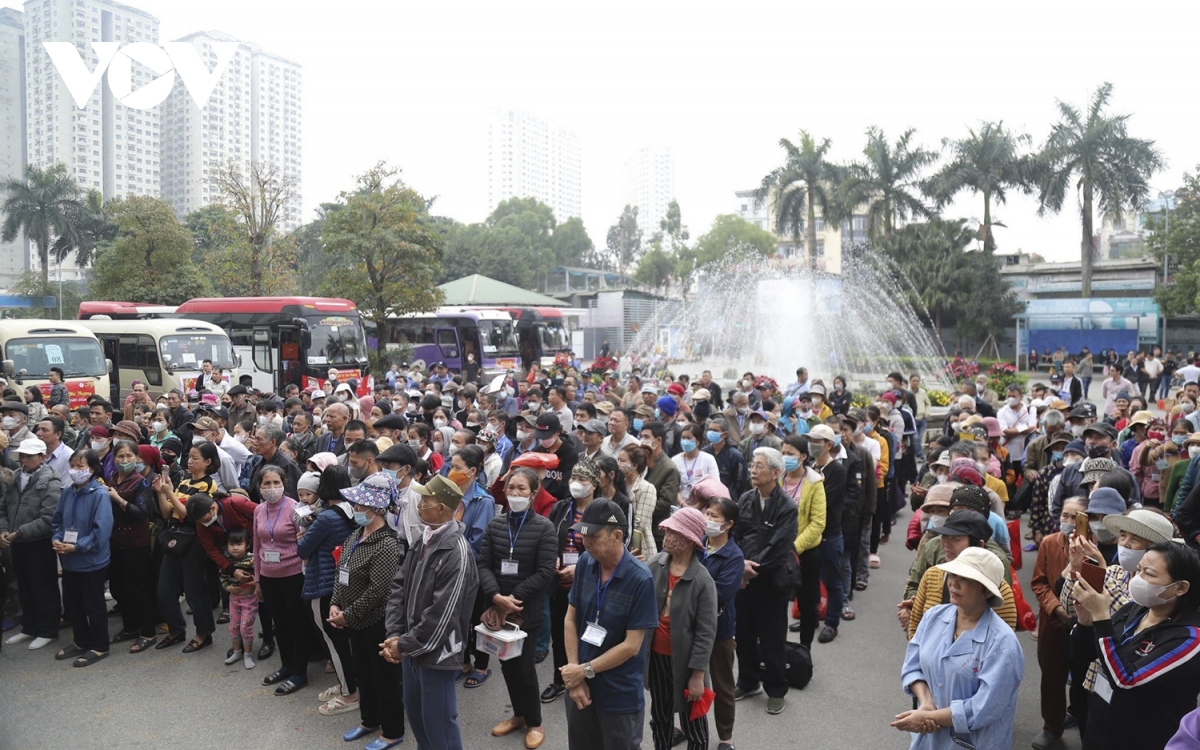 gan 400 benh nhan ve que don tet tren chuyen xe yeu thuong hinh anh 1