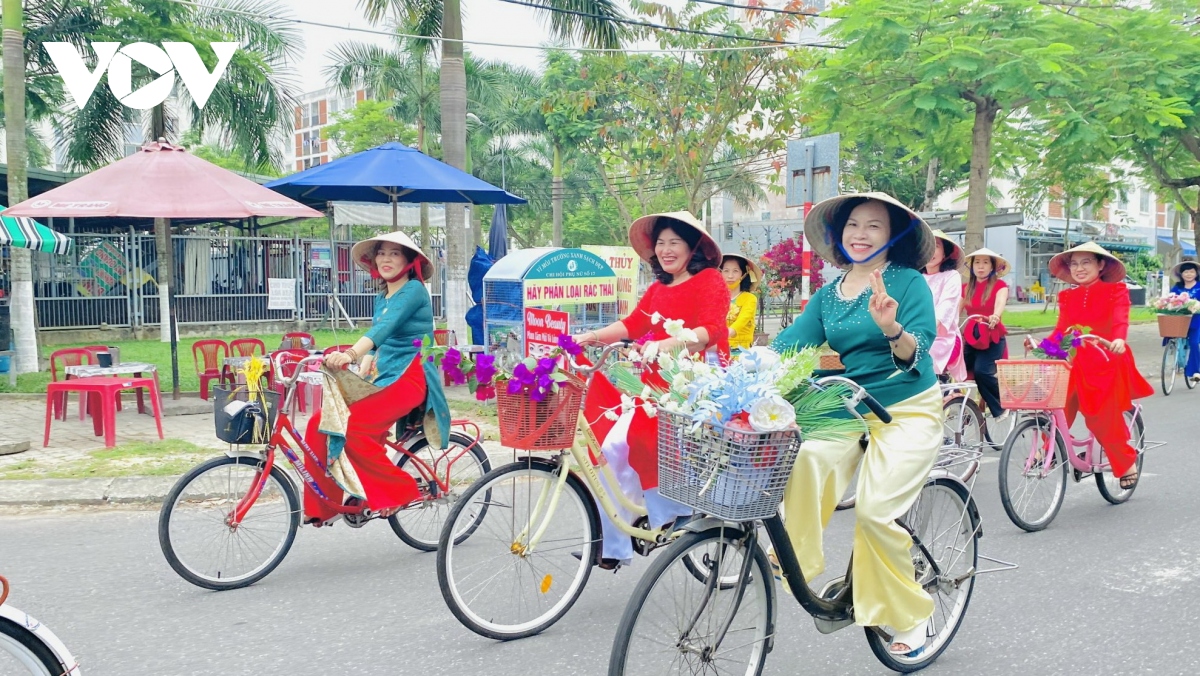 phu nu Da nang huong ung tuan le Ao dai 2024 hinh anh 3