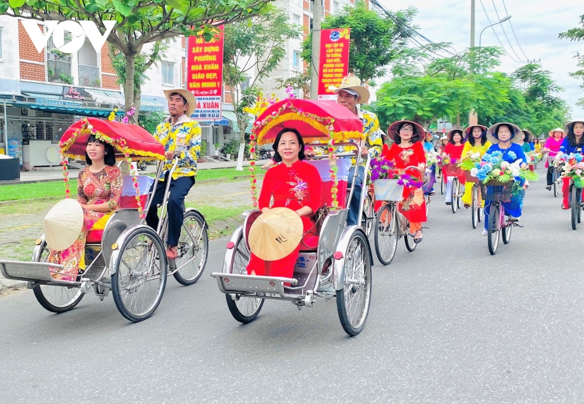 phu nu Da nang huong ung tuan le Ao dai 2024 hinh anh 4