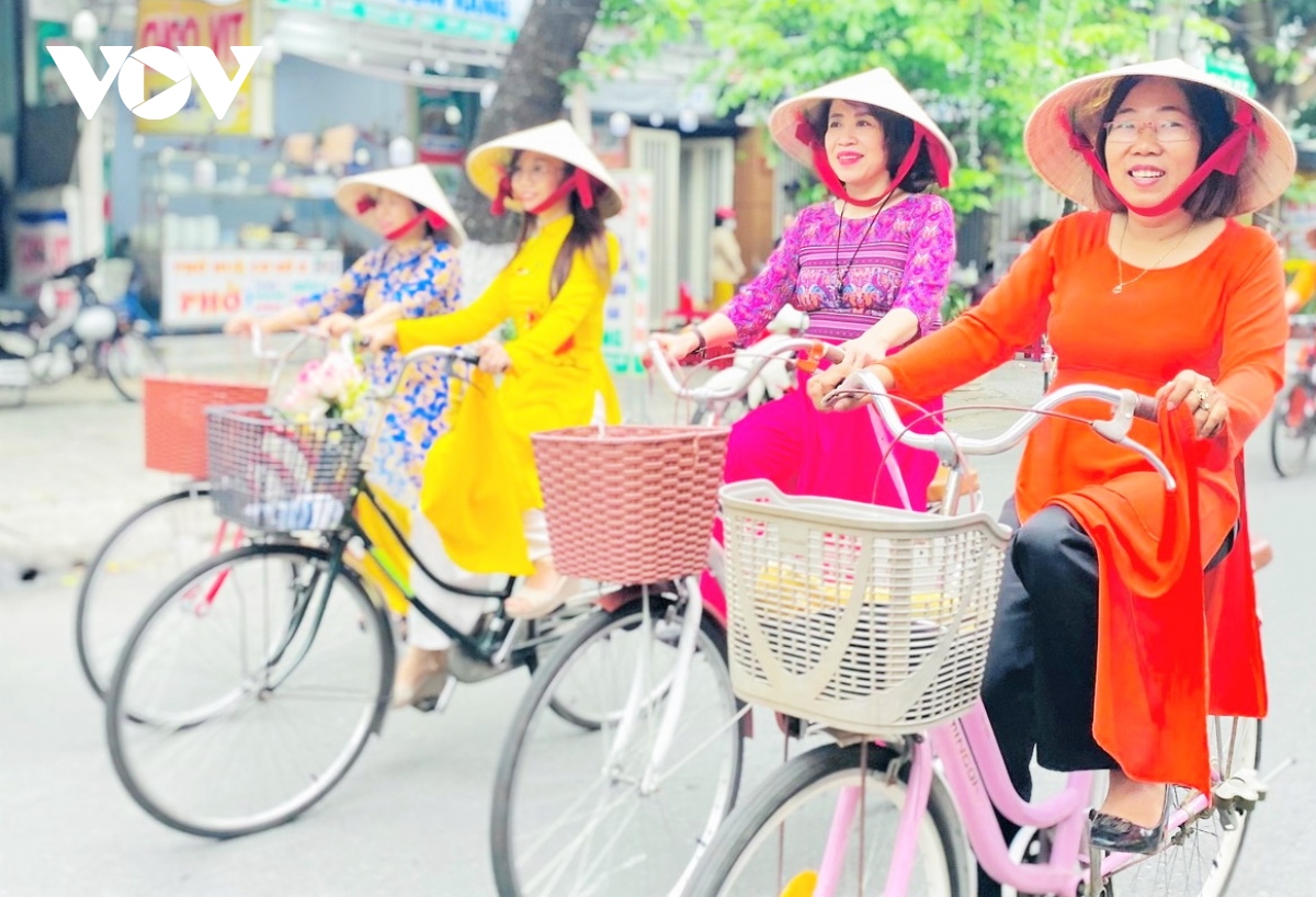 phu nu Da nang huong ung tuan le Ao dai 2024 hinh anh 2