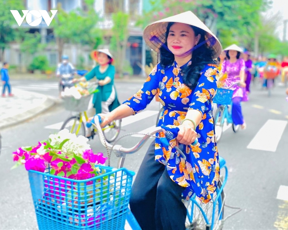 phu nu Da nang huong ung tuan le Ao dai 2024 hinh anh 5