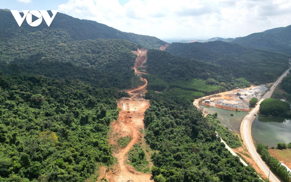 bo truong bo gtvt kiem tra tien do cao toc bac - nam qua binh Dinh, phu yen hinh anh 1