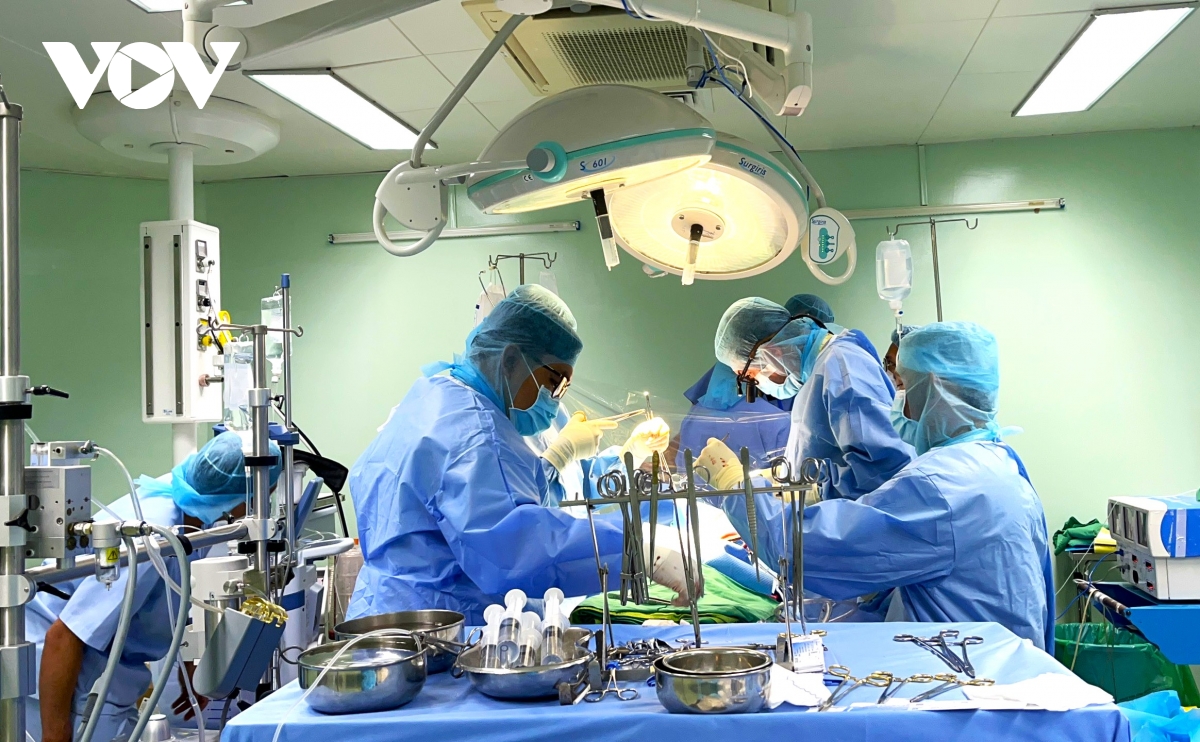 Xuyên đêm cứu sống bệnh nhân u tim hiếm gặp ở Cần Thơ