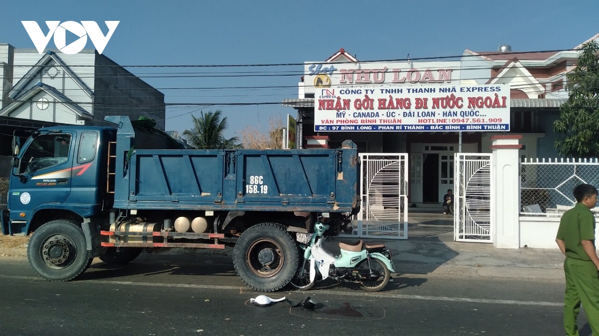 2 nu sinh tong vao duoi xe tai khi dang den truong hinh anh 1